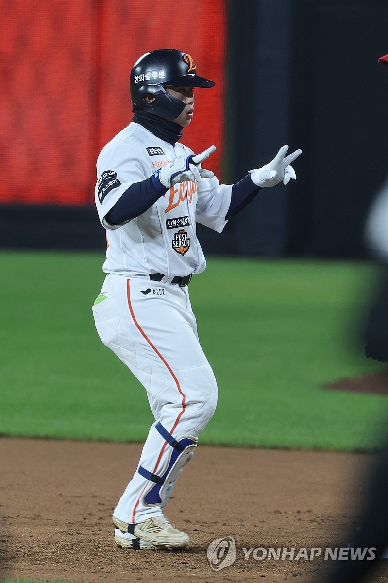 첫 안타 치고 세리머니 하는 문현빈 (출처=연합뉴스)