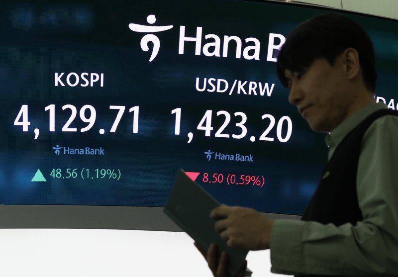 30일 서울 중구 하나은행 본점 딜링룸에서 직원이 업무를 보고 있다. /사진=연합뉴스