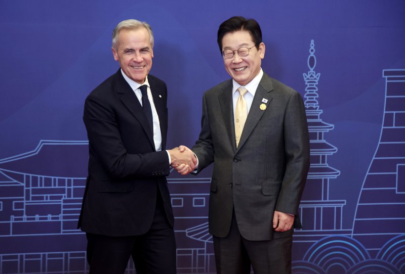 [경주=뉴시스] 최동준 기자 = 이재명 대통령이 29일 경북 경주 힐튼호텔 그랜드볼룸에서 열린 대통령 주최 정상 특별만찬에서 마크 카니 캐나다 총리를 영접하고 있다. (대통령실통신사진기자단) 2025.10.29. photocdj@newsis.com