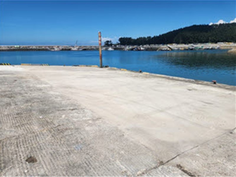 [서울=뉴시스] 모항항 경사식소형선부두 상치콘크리트 포장 보수.