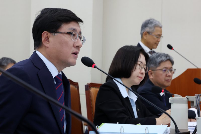 [서울=뉴시스] 김명년 기자 = 김성환 기후에너지환경부 장관이 지난 29일 오전 서울 여의도 국회 기후에너지환경노동위원회에서 열린 기상청 등에 대한 국정감사에서 질의에 답하고 있다. 2025.10.29. kmn@newsis.com