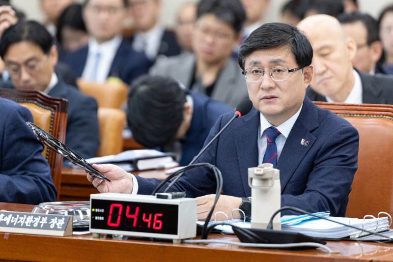 김성환 기후에너지환경부 장관이 29일 서울 여의도 국회에서 열린 기후에너지환경노동위원회 기후에너지환경부 등에 대한 국정감사에 출석해 생분해 플라스틱 정책 관련 질의에 답변하고 있다. 2025.10.29/뉴스1 ⓒ News1 이승배 기자