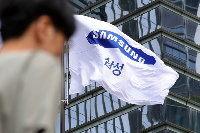 [서울=뉴시스] 홍효식 기자 = 14일 서울 삼성전자 서초사옥의 깃발이 펄럭이고 있다.2025.10.14. yesphoto@newsis.com