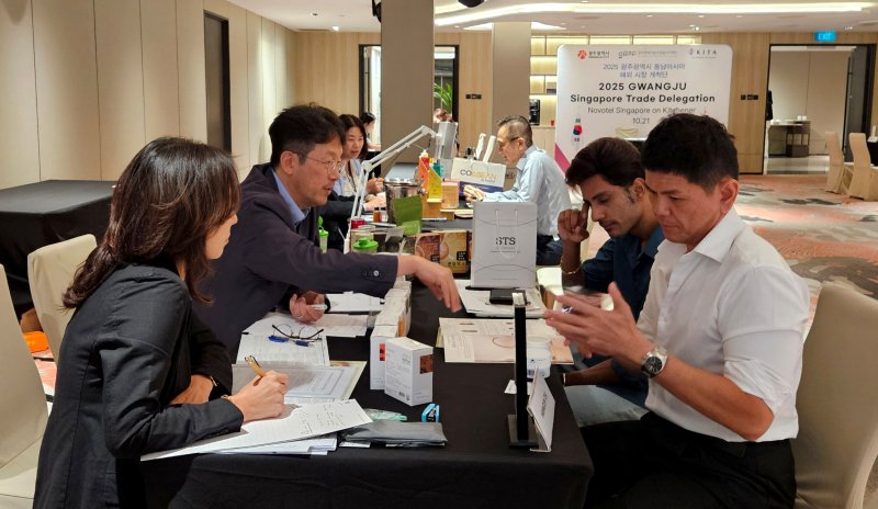 [광주=뉴시스] 광주시 동남아 해외시장 개척단 수출 상담회. (사진=광주시 제공) 2025.10.30. photo@newsis.com *재판매 및 DB 금지