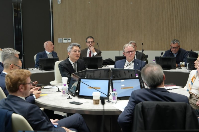 카카오모빌리티 사옥을 방문한 유럽의회 교통관광위원회 소속 의원들이 카카오모빌리티 관계자들과 미래 모빌리티 기술을 논하고 있다.(카카오모빌리티 제공. 재판매 및 DB금지)2025.10.30/뉴스1