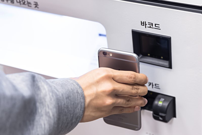 [서울=뉴시스] 키오스크를 어려워하는 손님에게 사용법을 안내했다가 면박을 받았다는 한 자영업자의 사연이 전해졌다. 사진은 본 기사와 관계 없음. 2025.10.30. *재판매 및 DB 금지