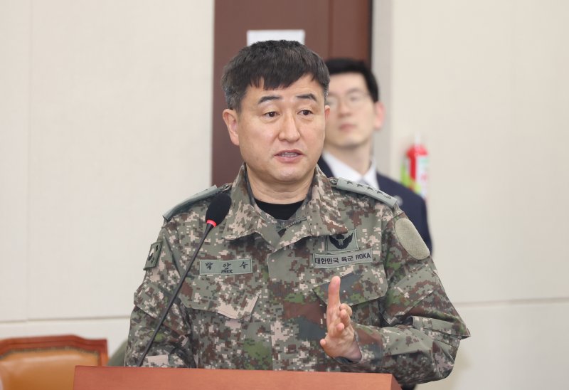 박안수 전 육군참모총장(전 계엄상령관)이 지난 2월 4일 서울 여의도 국회에서 열린 윤석열 정부의 비상계엄 선포를 통한 내란혐의 진상규명 국정조사특별위원회의 2차 청문회에서 의원 질의에 답하고 있다. 뉴시스