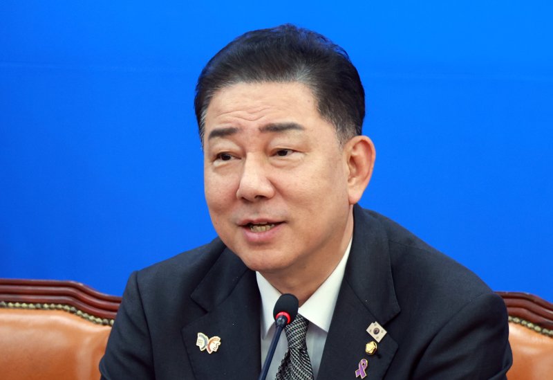 [서울=뉴시스] 고승민 기자 = 김병기 더불어민주당 원내대표가 30일 서울 여의도 국회에서 열린 국정감사대책회의에서 발언하고 있다. 2025.10.30. kkssmm99@newsis.com