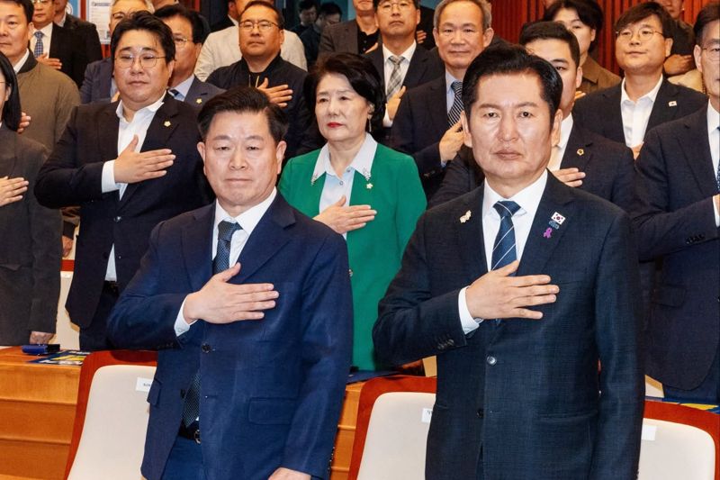 더불어민주당 참좋은정부위원회 위원장을 맡은 박승원 경기 광명시장(왼쪽)과 정청래 당대표. 박승원 시장 페이스북 갈무리