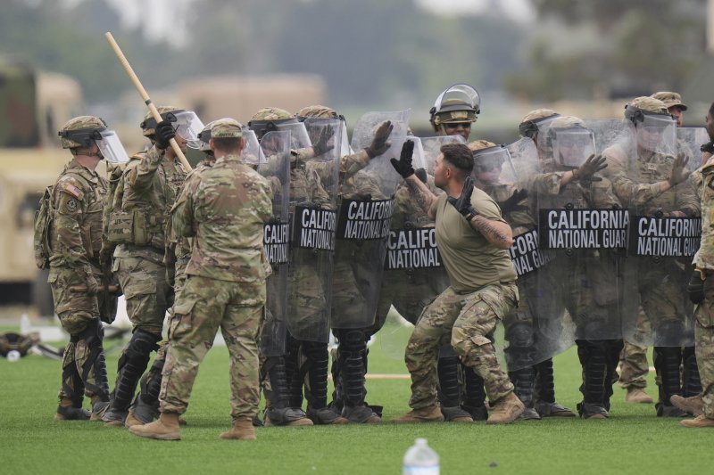[로스알라미토스=AP/뉴시스] 미 캘리포니아주 방위군 대원들이 지난 6월11일(현지시각) 시위 진압 훈련을 하고 있다. 미 국방부가 50개 주와 3개 속령의 주방위군에 시위 진압을 위한 신속 대응부대 창설을 명령했다. 2025.10.30.