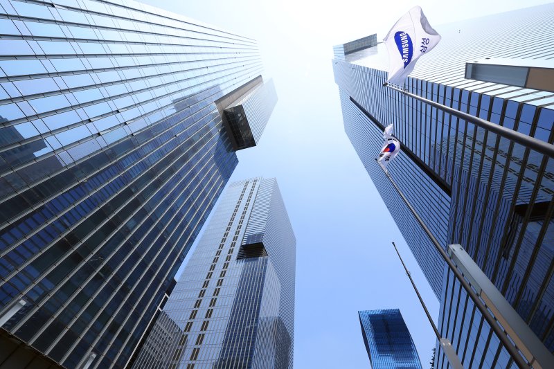 서울 서초구 삼성전자 서초사옥에 삼성 깃발이 바람에 휘날리고 있다./뉴스1 ⓒ News1 박정호 기자