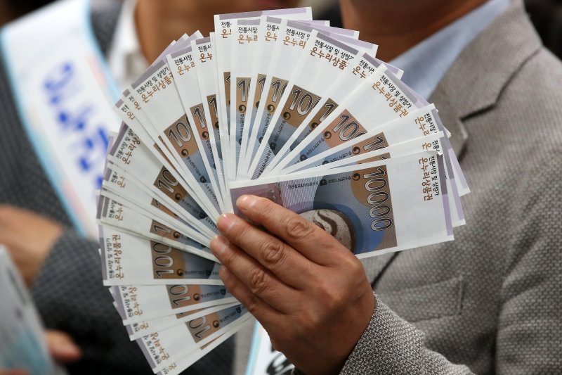 관계자들이 전통시장 활성화를 위해 구매한 상품권을 펼쳐 보이고 있다. 2025.9.24/뉴스1 ⓒ News1 공정식 기자