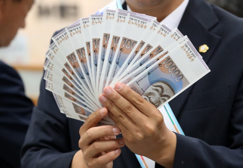 대구에서 열린 '추석맞이 전통시장 온누리상품권 구매 행사'에서 중구 관계자들이 전통시장 활성화를 위해 구매한 상품권을 펼쳐 보이고 있다. 2025.9.24/뉴스1 ⓒ News1 공정식 기자