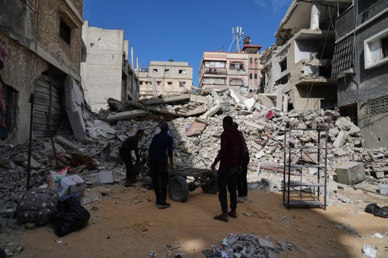 [칸유니스=AP/뉴시스] 29일(현지 시간) 가자지구 남부 칸유니스에서 팔레스타인 주민들이 이스라엘의 폭격으로 파괴된 건물 잔해를 살피고 있다. 밤사이 이스라엘의 가자지구 공습으로 어린이 포함 최소 104명이 숨진 것으로 파악된다. 2025.10.30.