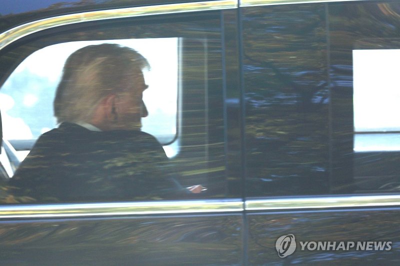 경주 힐튼호텔 떠나는 트럼프 미국 대통령 (출처=연합뉴스)