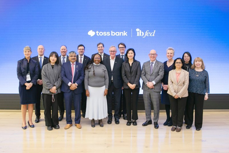 29일 서울 강남구 토스뱅크 본사에서 (앞줄 왼쪽 5번째부터)윔 마이스 유럽은행협회 대표, 이은미 토스뱅크 대표, 앤써니 오슬러 국제은행연맹 의장, 헤드위지 뉴엔 국제은행연맹 사무국장 등 국제은행연맹(IBFed) 이사회 멤버들이 기념촬영을 하고 있다. (사진=토스뱅크 제공) *재판매 및 DB 금지