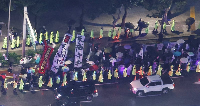 윤석열 전 대통령을 지지하는 보수 성향의 단체들이 지난달 19일 서울 명동에서 집회가 제한되자 종각 인근에서 '반중 시위' 행진을 하고 있다. 2025.9.19/뉴스1 ⓒ News1 박지혜 기자