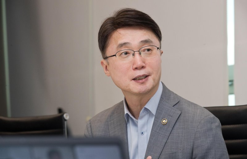 [서울=뉴시스] 류제명 과학기술정보통신부 제2차관이 29일 서울 종로구 HJ비즈니스센터에서 열린 'K-ICT 수출 버추얼 상황실 회의' 에서 정보통신기술(ICT) 수출 시장 변화에 대한 대응방안을 논의하고 있다. (사진=과학기술정보통신부 제공) 2025.08.29. photo@newsis.com *재판매 및 DB 금지