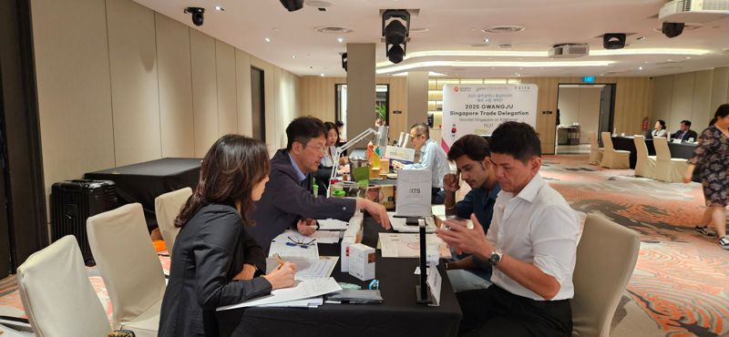광주광역시는 최근 싱가포르와 말레이시아에 파견한 '동남아 해외시장개척단'이 수출상담회를 열어 수출상담 119건·1618만 달러, 양해각서(MOU) 8건·460만 달러, 수출계약 1건·50만 달러 등의 성과를 거뒀다고 30일 밝혔다. 광주광역시 제공
