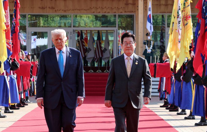 [경주=뉴시스] 최동준 기자 = 이재명 대통령과 도널드 트럼프 미국 대통령이 29일 경북 경주박물관에서 열린 공식 환영식에서 의장대를 사열하고 있다. 2025.10.29. photocdj@newsis.com