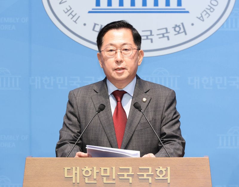 [서울=뉴시스] 김금보 기자 = 유용원 국민의힘 의원이 16일 오전 서울 여의도 국회 소통관에서 반복되는 '군 모의탄 폭발사고'와 관련해 기존 모의탄 전수조사 및 안전성 확보 신규 모의탄 개발 착수 등을 촉구하는 기자회견을 하고 있다. 2025.09.16. kgb@newsis.com