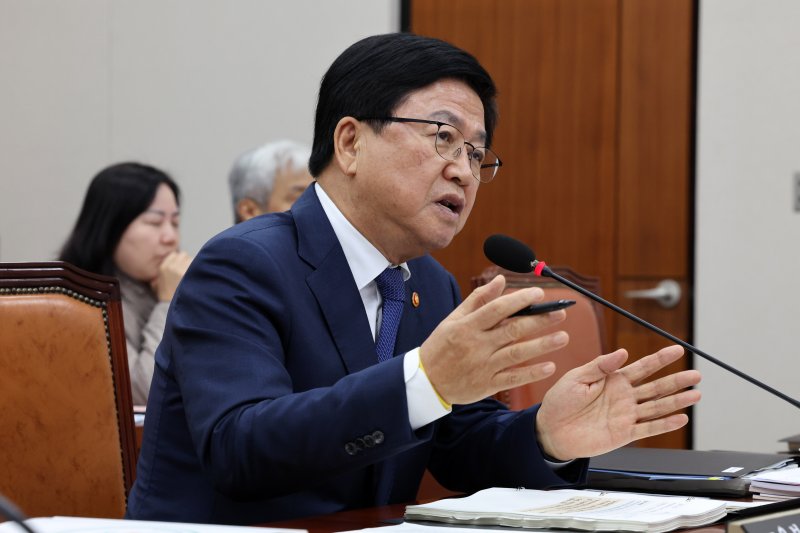 [서울=뉴시스] 배훈식 기자 = 최교진 사회부총리 겸 교육부 장관이 지난 14일 오전 서울 여의도 국회에서 열린 국정감사에서 의원 질의에 답하고 있는 모습. 2025.10.14. dahora83@newsis.com