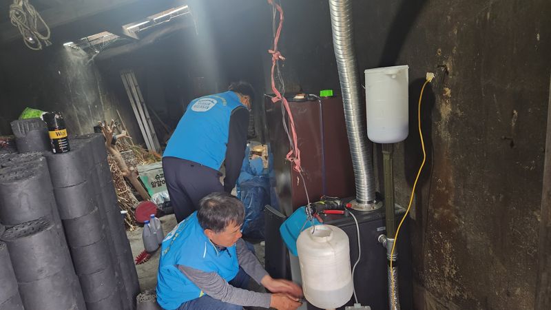 전남도가 올해 '우리동네 복지기동대' 운영을 한 달 앞당겨 오는 11월부터 지난해 보다 3배 많은 1만5000 가구를 대상으로 따뜻한 겨울나기를 선제 지원한다. 사진은 연탄보일러를 수리하고 있는 복지기동대 모습. 전남도 제공