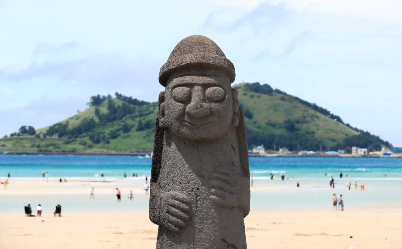 [제주=뉴시스] = 제주시 한림읍 금능해수욕장 앞에 서 있는 돌하르방 모습. (사진=뉴시스DB) photo@newsis.com *재판매 및 DB 금지