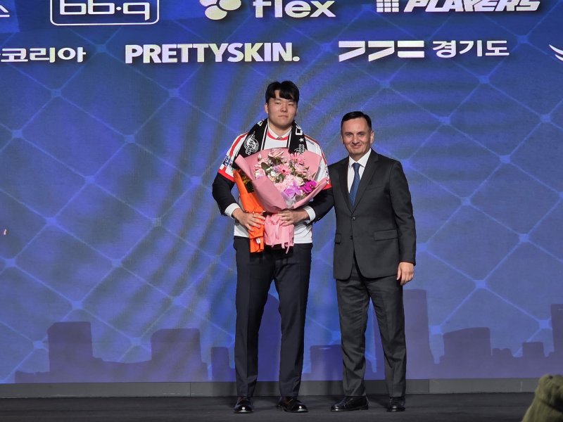 핸드볼 H리그 남자부 드래프트 1순위로 지명된 이창우(왼쪽)ⓒ News1 안영준 기자