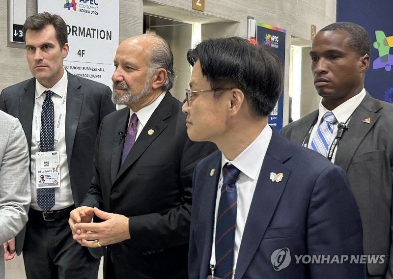 함께 이동하는 김정관-러트닉 (출처=연합뉴스)