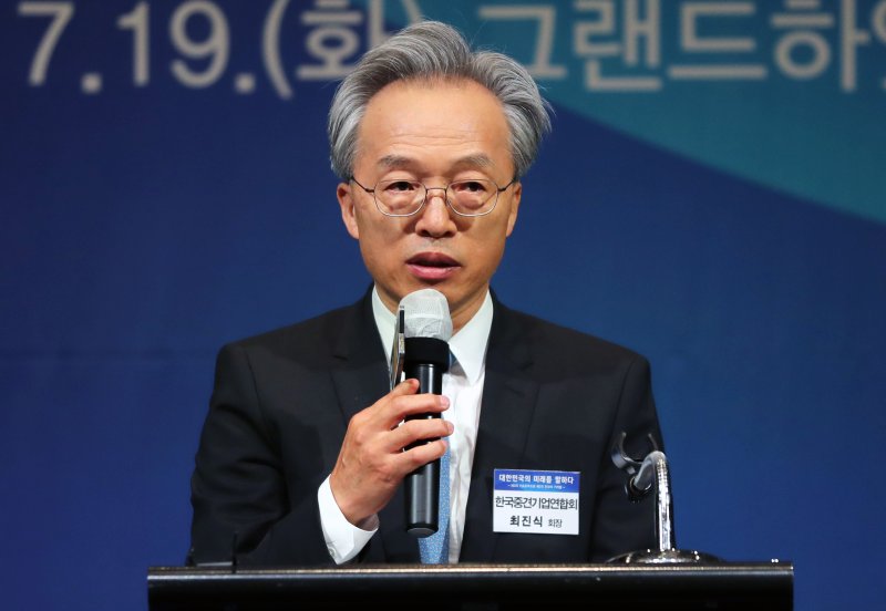 최진식 한국중견기업연합회 회장이 19일 서울 용산구 그랜드하얏트호텔에서 열린 안철수 국민의힘 초청 오찬 강연회에 참석해 인사말을 하고 있다. 2022.7.19/뉴스1 ⓒ News1 구윤성 기자