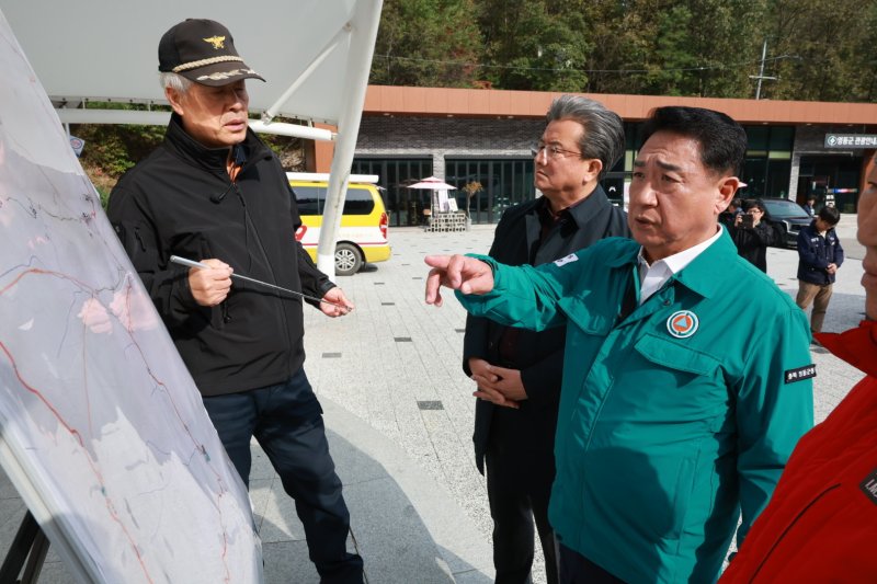 30일 정영철 영동군수가 80대 노인 실종 현장을 찾아 수색 상황을 점검하고 있다. (영동군 제공. 재판매 및 DB금지) /뉴스1