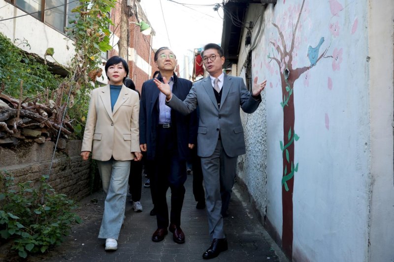 지난 28일 성수1구역 주택재건축정비사업 현장방문 모습 (출처=연합뉴스)