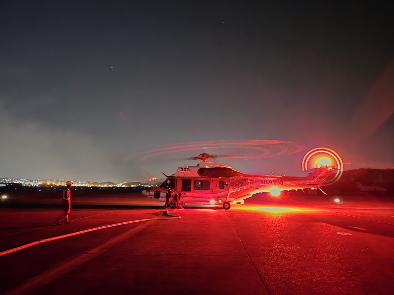 [대전=뉴시스] 야간 산불진화에 투입되는 국산 수리온 헬기. (사진=산림청 제공) 2025.10.30. photo@newsis.com *재판매 및 DB 금지