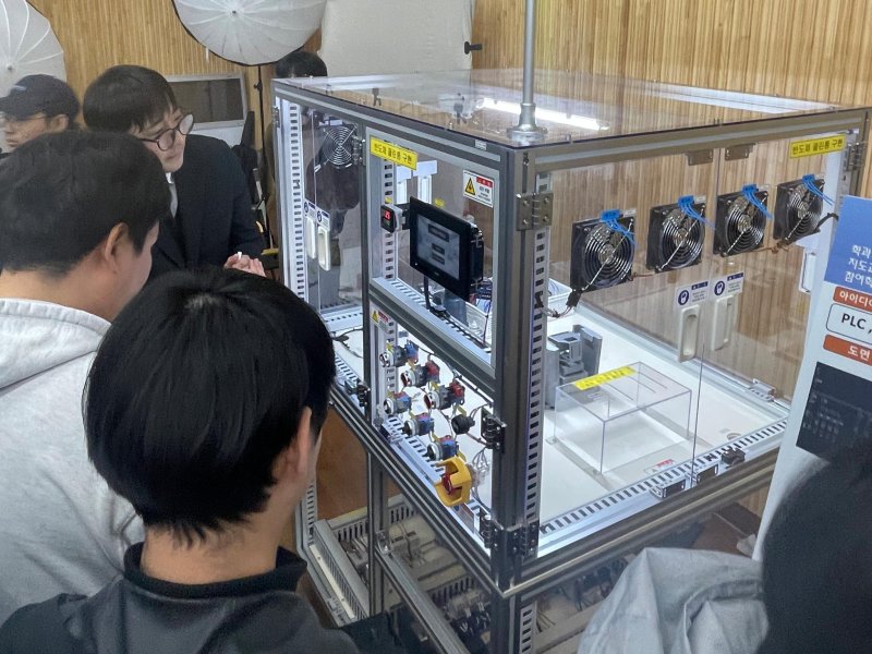 [안성=뉴시스] 한국폴리텍대학 반도체융합캠퍼스 졸업작품 경진대회 모습 (사진=한국폴리텍대학 반도체융합캠퍼스 제공) 2025.10.30.photo@newsis.com