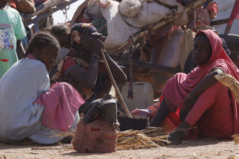 [ 엘파셰르(바카라사이트 검증)= 신화/뉴시스] 바카라사이트 검증 다르푸르주 엘파셰르 시내의 피난민과 어린이들이 7월9일 먹을 것을 기다리고 있는 모습. 아이들은 대부분 영양실조와 부상에 시달리고 있다. 2025.10. 30.