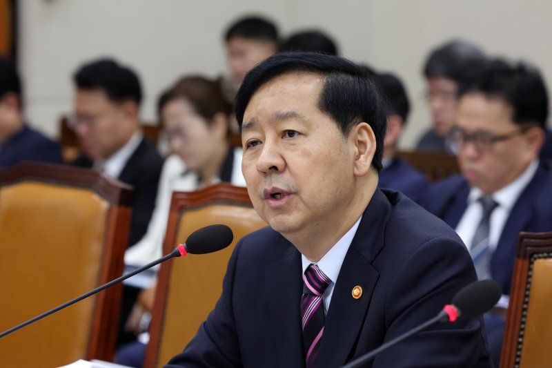 [서울=뉴시스] 배훈식 기자 = 구윤철 경제부총리 겸 기획재정부 장관이 14일 오전 서울 여의도 국회에서 열린 기획재정위원회 국정감사에서 의원들의 질의에 답변하고 있다. 2025.10.14. dahora83@newsis.com