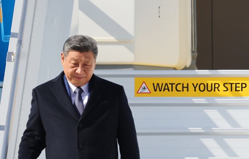 경주 APEC 정상회의 참석을 위해 국빈 방한한 시진핑 중국 국가주석이 30일 부산 김해국제공항에 도착해 전용기에서 내려오고 있다. 사진=뉴시스