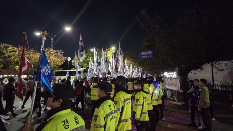29일 오후 4시부터 노동동 봉황대 광장에서 극우 단체가 현 정부를 비판하는 집회를 가지고 대릉원 일대에서 행진을 하고 있다.2025.10.29/뉴스1 ⓒ News1 이성덕 기자