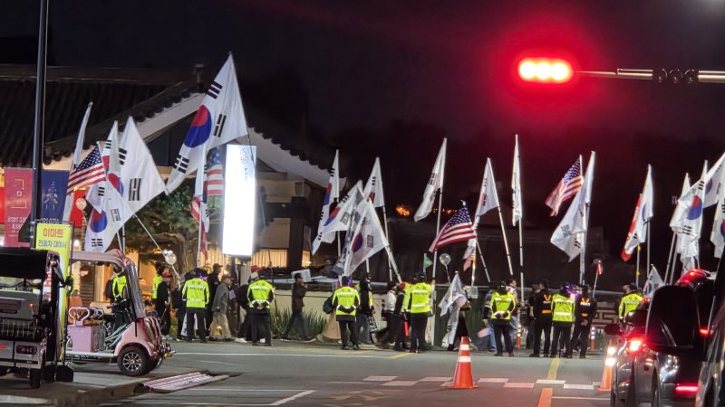 29일 오후 4시부터 노동동 봉황대 광장에서 극우 단체가 현 정부를 비판하는 집회를 가지고 대릉원 일대에서 행진을 하자 경찰이 교통을 통제하고 있다. 2025.10.29/뉴스1 ⓒ News1 이성덕 기자