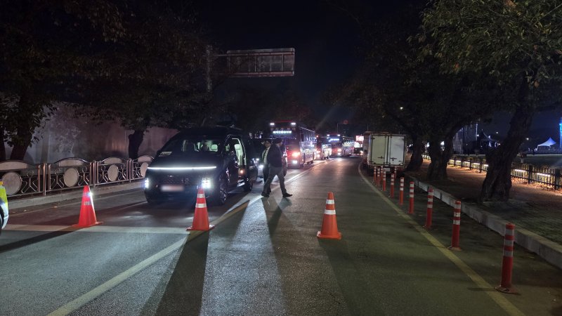 29일 오후 4시부터 노동동 봉황대 광장에서 극우 단체가 현 정부를 대릉원 일대에서 행진을 하고 있자 경찰관이 차량 통제를 하고 있어 교통난이 발생하고 있다. 2025.10.29/뉴스1 ⓒ News1 이성덕 기자