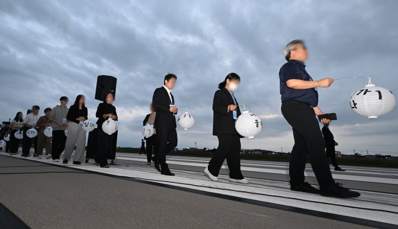 추석 당일인 지난 6일 전남 무안군 무안국제공항 활주로에서 12·29 무안공항 제주항공 여객기 참사 유가족협의회가 참사 희생자들의 넋을 위로하며 '기억의 활주로, 별이 된 당신께' 유등행사를 진행하고 있다. 뉴시스
