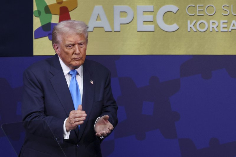 [경주=뉴시스] 29일(현지 시간) 뉴욕타임스(NYT)에 따르면, 트럼프 대통령이 중국에 대한 블랙웰 칩 판매를 승인할 가능성이 제기되자, 백악관 안팎과 의회에서는 즉각적인 반대 여론이 들끓었다. 사진은 도널드 트럼프 미국 대통령이 29일 경북 경주시 경주예술의전당에서 열린 '2025 APEC CEO 서밋'에서 특별 연설을 마친 뒤 박수치고 있다. (공동취재) 2025.10.30.