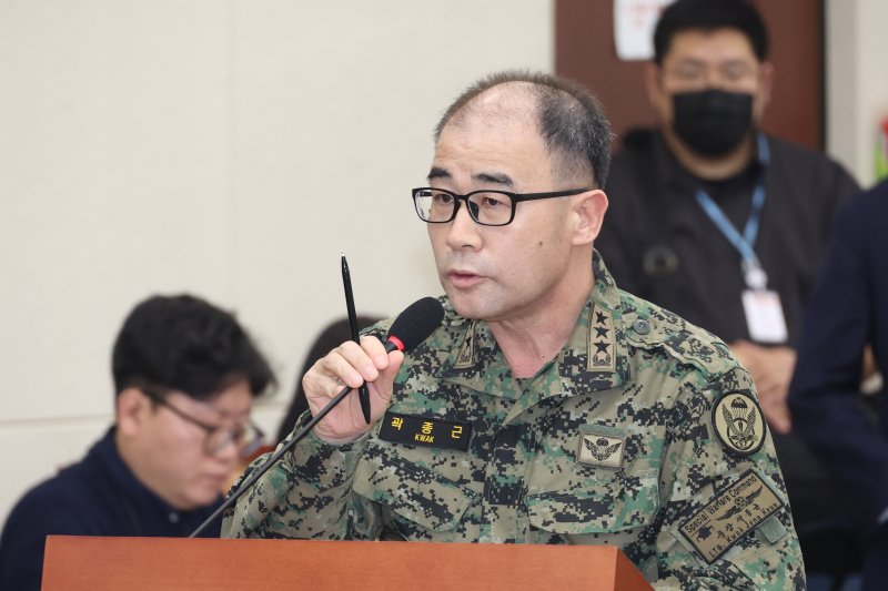 [서울=뉴시스] 고승민 기자 = 윤석열 전 대통령이 넉달 만에 법정에 모습을 드러냈다. 남색 양복을 입고 법정에 출석한 윤 전 대통령은 굳은 표정으로 곽종근 전 육군특수전사령관을 마주했다. 사진은 곽 전 사령관. 2025.01.14. kkssmm99@newsis.com