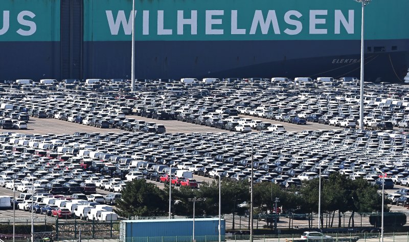 [평택=뉴시스] 김종택 기자 = 경기 평택항에 수출용 자동차가 세워져 있는 모습. 2025.10.28. jtk@newsis.com