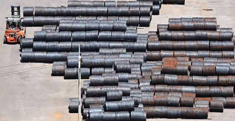 [평택=뉴시스] 김종택 기자 = 경기 평택시 포승읍 평택항 수출 야적장에 철강 제품이 쌓여있는 모습. 2025.06.04. jtk@newsis.com