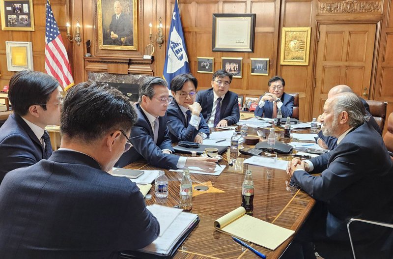 [서울=뉴시스] 홍효식 기자 = 김정관 산업통상부 장관과 김용범 대통령실 정책실장이 지난 16일(현지 시간) 미국 워싱턴 D.C. 상무부 회의실에서 하워드 러트닉(Howard Lutnick) 상무부 장관과 면담을 갖고, 한미 관세협상 현안 등을 논의하고 있다. (사진=산업통상자원부 제공) 2025.10.19. photo@newsis.com *재판매 및 DB 금지