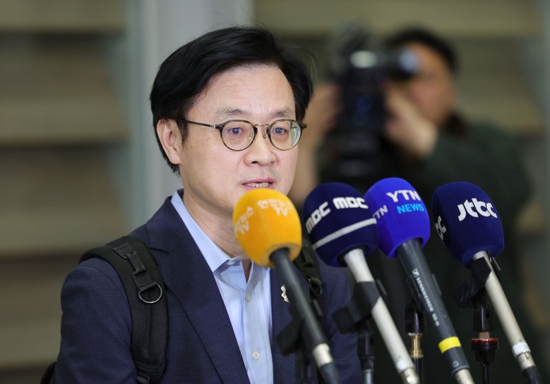 [인천공항=뉴시스] 홍효식 기자 = 한미 관세협상 후속 논의를 위해 미국 워싱턴 D.C.를 방문했던 김정관 산업통상부 장관이 20일 오후 인천국제공항 제2터미널 입국장으로 귀국해 발언하고 있다. 2025.10.20. yesphoto@newsis.com