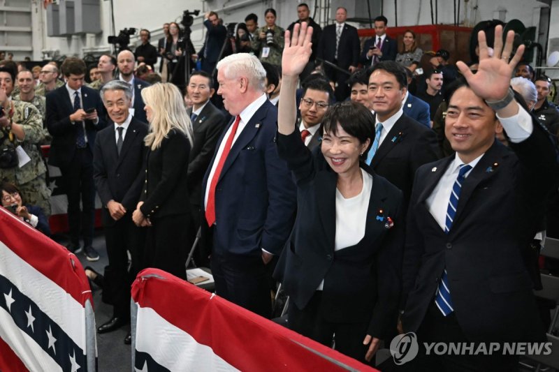 손 든 다카이치 일본 총리와 고이즈미 방위상 (출처=연합뉴스)