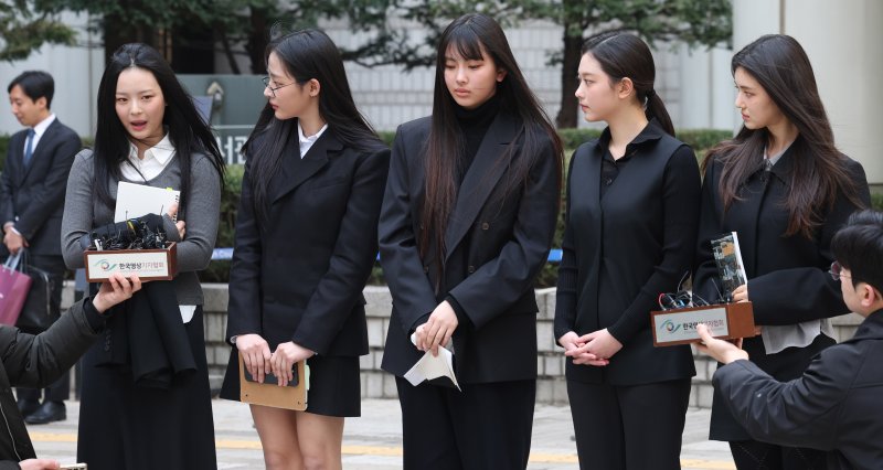 [서울=뉴시스] 추상철 기자 = 그룹 뉴진스가 지난 3월7일 오후 서울 서초구 서울중앙지방법원에서 열린 '어도어, 뉴진스 상대 기획사 지위보전 및 광고계약 체결 등 금지 가처분' 심문기일을 마친 후 취재진의 질문에 답변하고 있다. 2025.03.07. scchoo@newsis.com